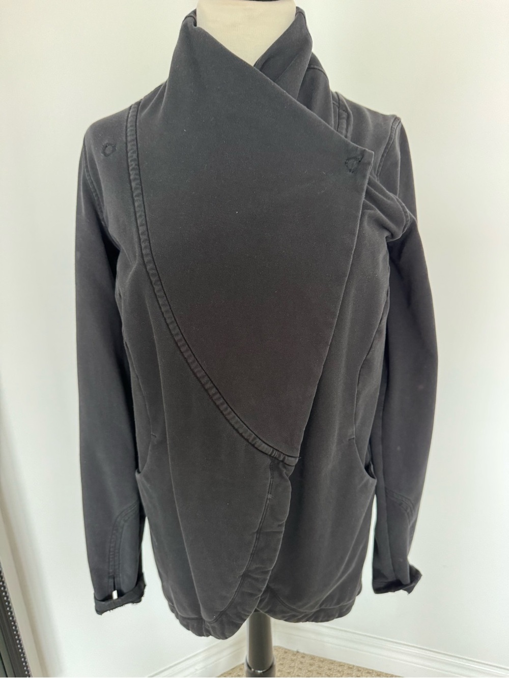 lululemon athletica Black Asymmetrical Wrap
guc